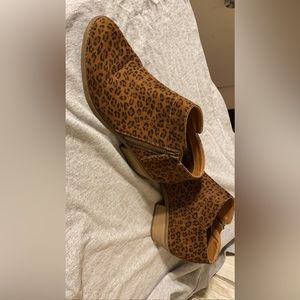 Size 7 Leopard Time & Tru zip booties